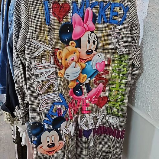 Gabardina con decoración de Minnie y Micky