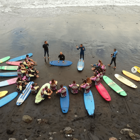 CLASE DE SURF GRUPAL