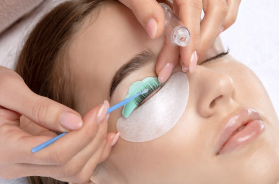 Heben und Wimpernfärbemittel