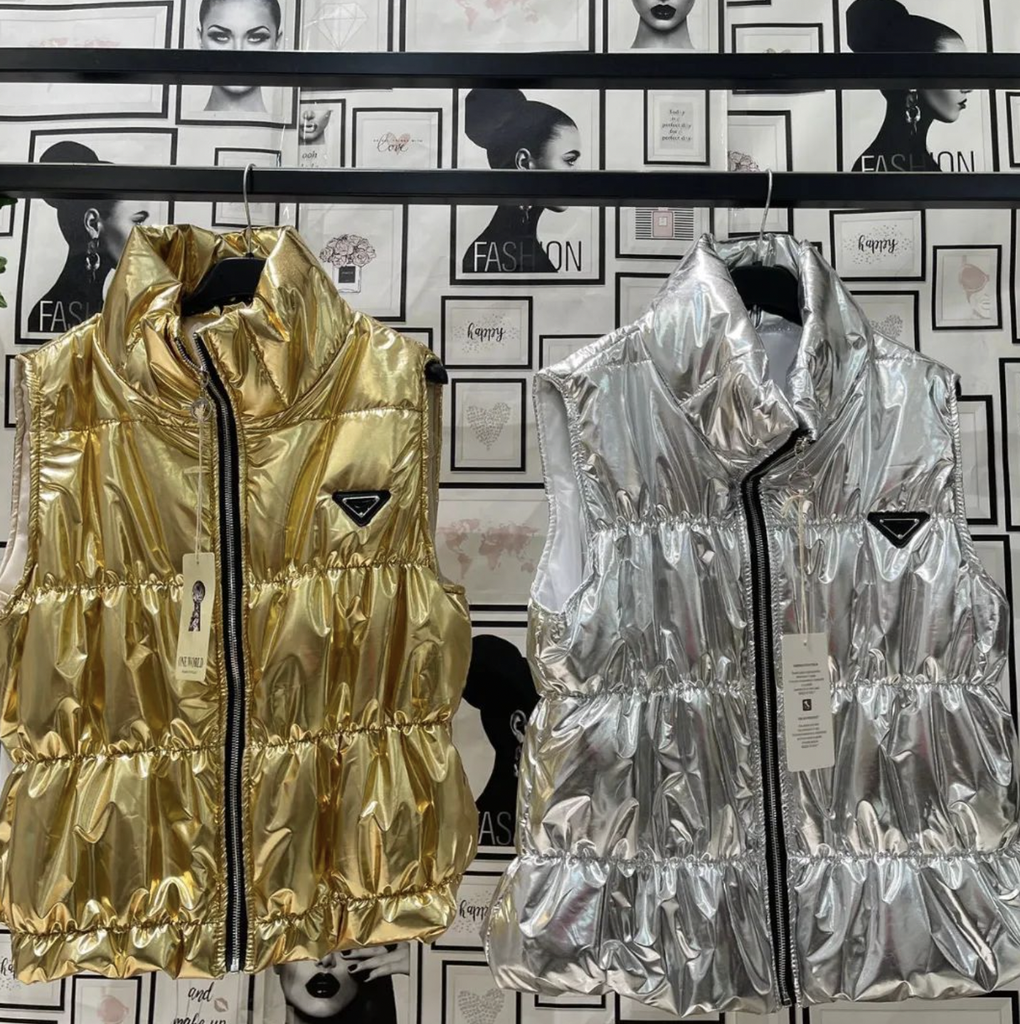 Chalecos dorado y plateado